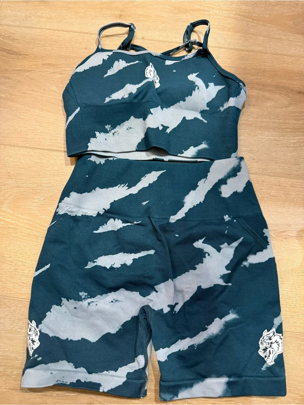 Wolf Head Print Teal & Light Gray Ribbed Bike Shorts Set - Women